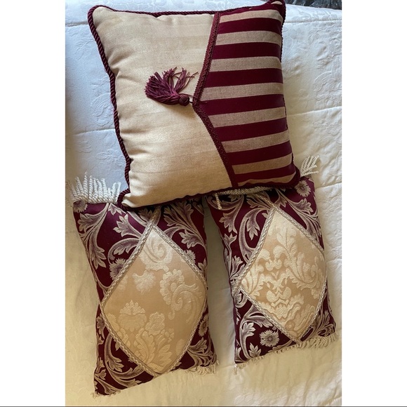 Decorative pillows - Picture 1 of 1